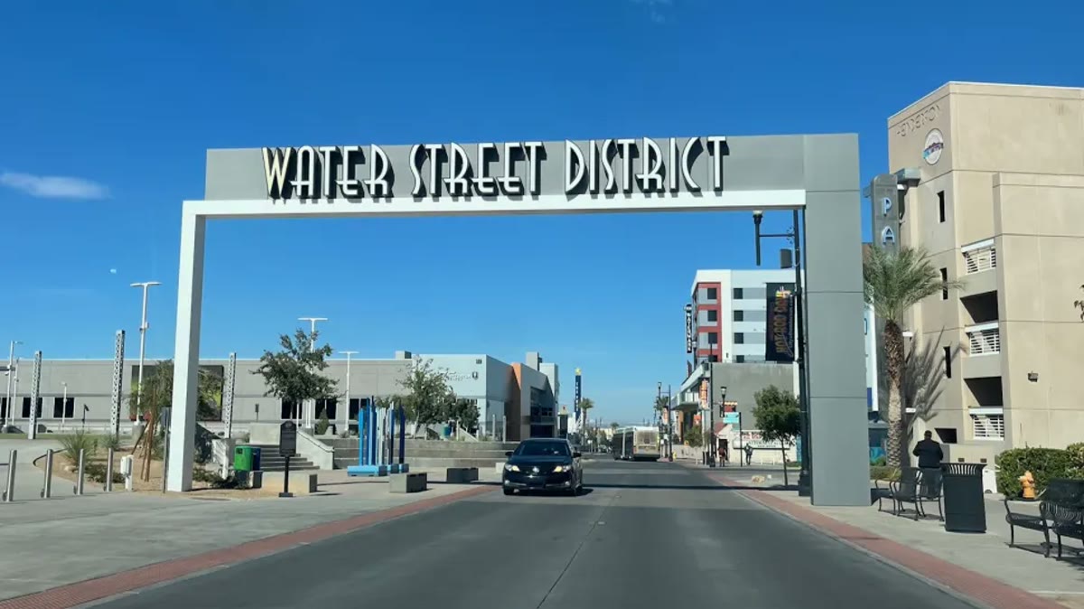 Arco de entrada al Water Street District en Henderson, Nevada